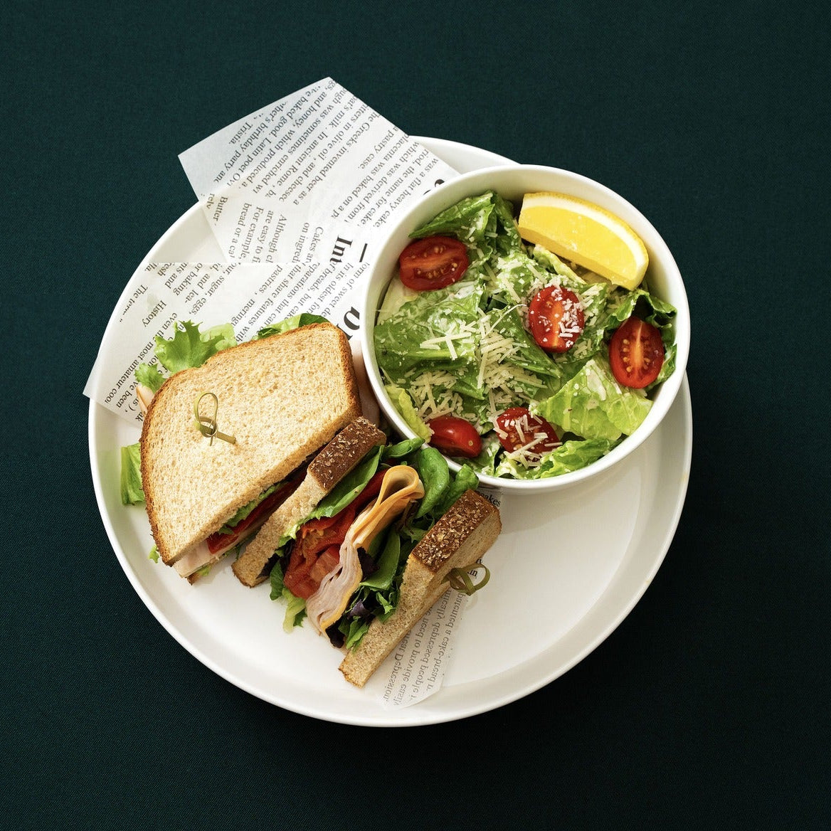 Smoked turkey and Sweet Pepper Sandwich with salad - B-BOX.